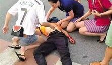 體育生欄桿救人操視頻吃瓜,體育生英勇救人瞬間引網友熱議